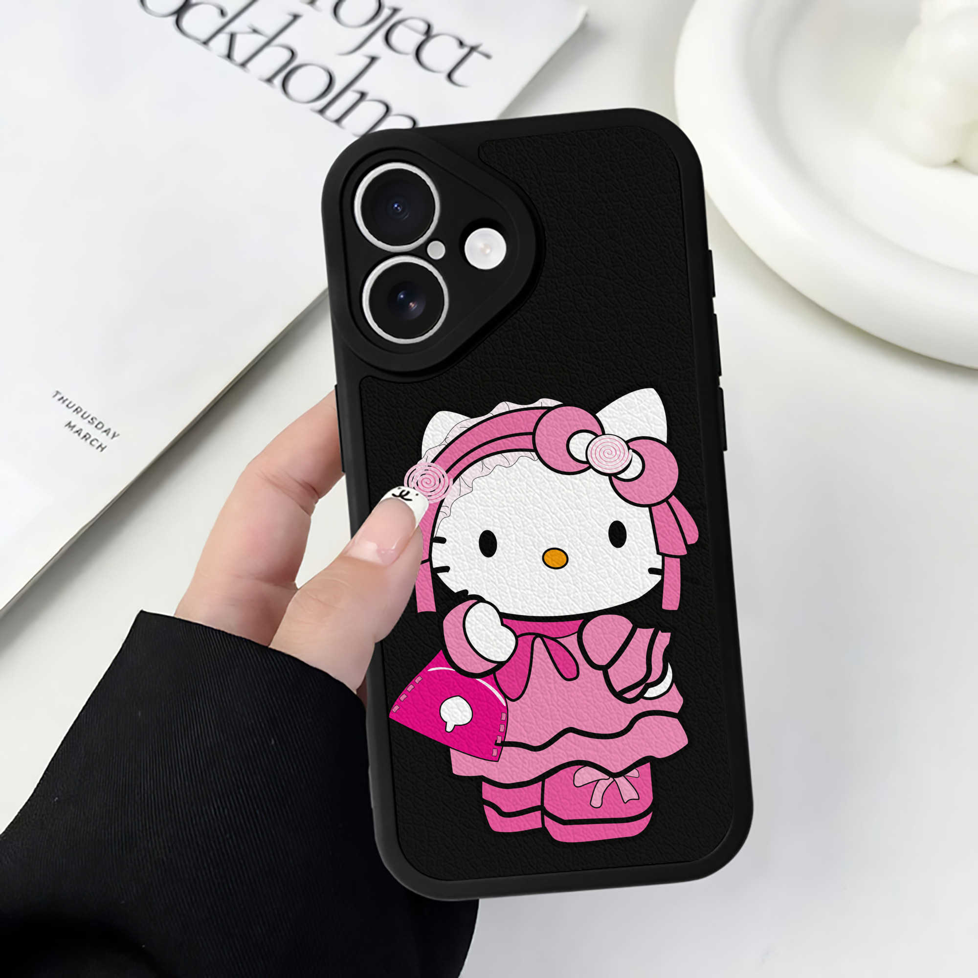 （画像用） Hello Kitty ハローキティ 【iPhone 16シリーズ対応】シリコンスマホケース（レザー調） 材質：シリコン